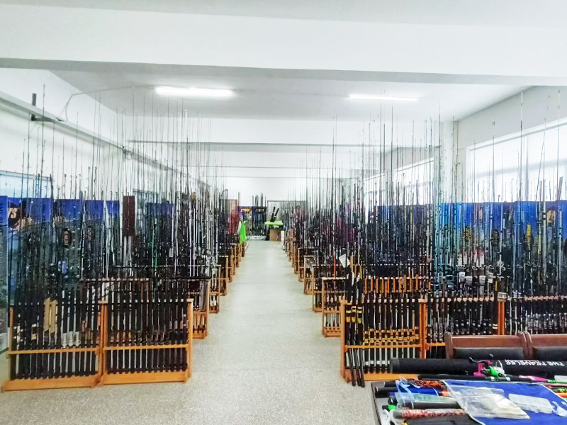 Tampilan berbagai pancing termasuk pilihan serat karbon, di samping gulungan dan umpan memancing, menawarkan aksesori memancing yang komprehensif bagi para penggemar.