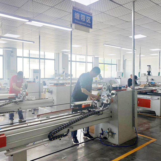 Fasilitas manufaktur yang berspesialisasi dalam kombo pancing berkualitas tinggi, menampilkan mesin canggih untuk memproduksi batang pancing serat karbon dan gulungan pancing presisi.